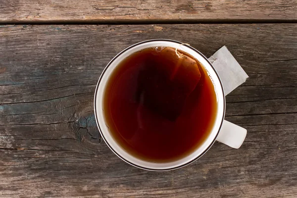 Bir fincan lezzetli Çin çay. Koyu arka plan. Çay töreni.