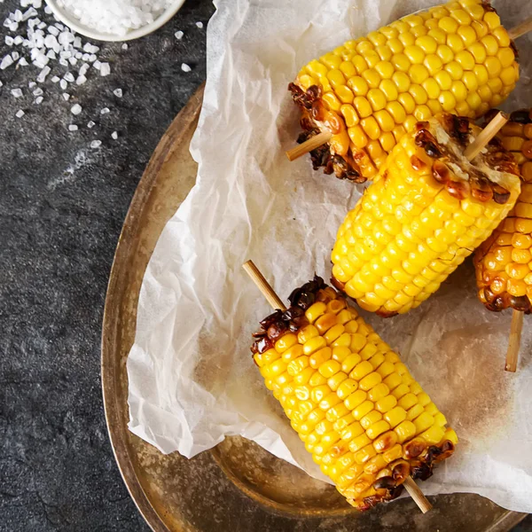 Mısır ızgara tuz ve baharatlar ile. Koyu arka plan. Fast food