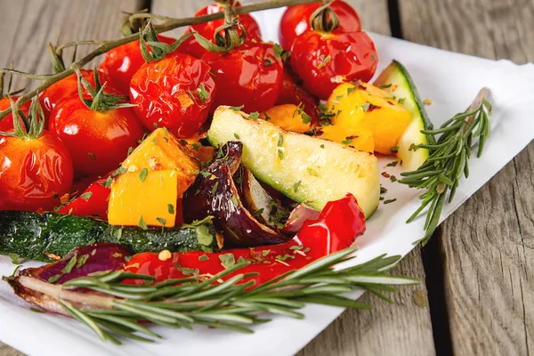 Izgara sebze tuz ve baharatlar ile. Koyu arka plan. Hızlı f