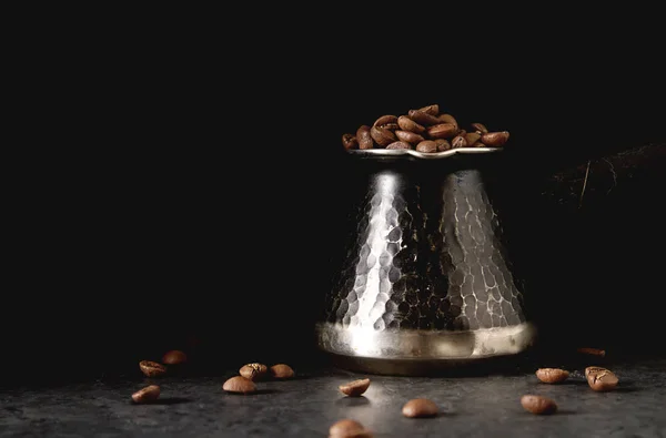 Granos de café italianos en turco. Deliciosa bebida aromática. Ba oscuro — Foto de Stock