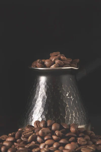 Granos de café italianos en turco. Deliciosa bebida aromática. Ba oscuro — Foto de Stock