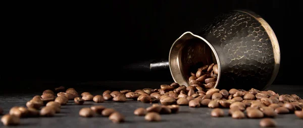 Итальянское зерно кофе в тюрке. Вкусный ароматический напиток. Темная ба — стоковое фото