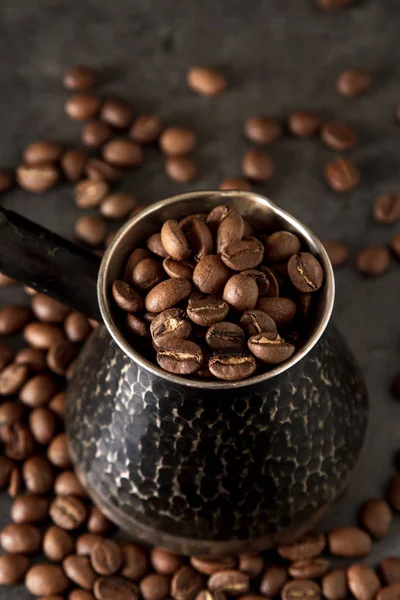 Granos de café italianos en turco. Deliciosa bebida aromática. Ba oscuro —  Fotos de Stock