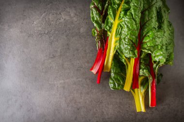 Gökkuşağı pazı, renkli yemek ve sağlıklı beslenme. Karanlık adam