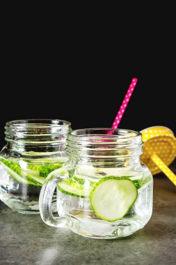 Serinletici salatalık kokteyl, limonata, bir bardak suda Detoks