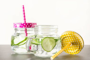 Serinletici salatalık kokteyl, limonata, bir bardak suda Detoks