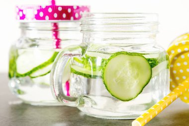 Serinletici salatalık kokteyl, limonata, bir bardak suda Detoks