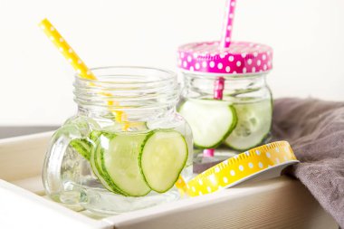 Serinletici salatalık kokteyl, limonata, bir bardak suda Detoks