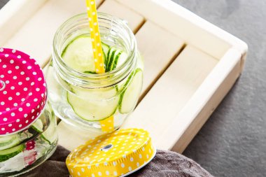 Serinletici salatalık kokteyl, limonata, bir bardak suda Detoks