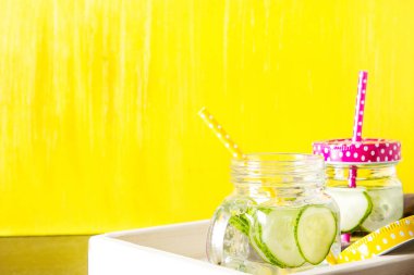 Serinletici salatalık kokteyl, limonata, bir bardak suda Detoks