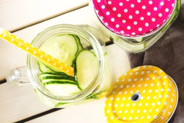 Serinletici salatalık kokteyl, limonata, bir bardak suda Detoks