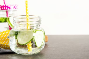 Serinletici salatalık kokteyl, limonata, bir bardak suda Detoks
