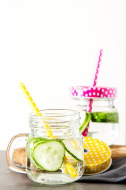 Serinletici salatalık kokteyl, limonata, bir bardak suda Detoks