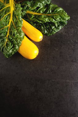 Sarı kabak, pazı. Koyu arka plan. Th üzerinden Vejetaryen yiyecekler