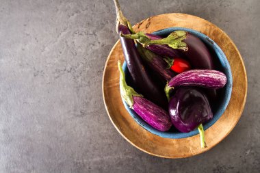 Küçük patlıcan, domates. Koyu arka plan. Vejetaryen yiyecekler