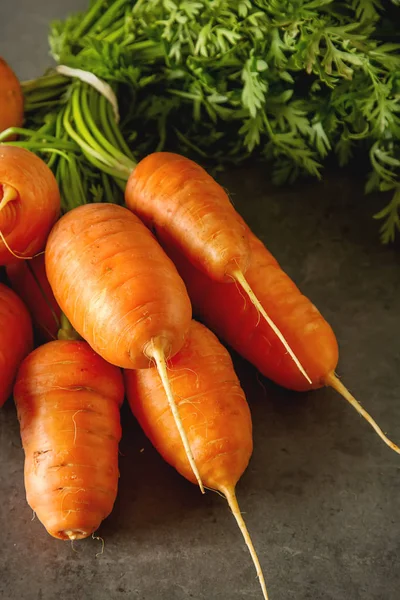 Молодая морковка. Свежие вегетарианские продукты. Вкусная еда для ци — стоковое фото