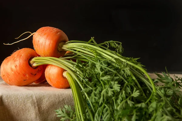 Zanahorias jóvenes. Productos vegetarianos frescos. Deliciosa comida para chi —  Fotos de Stock