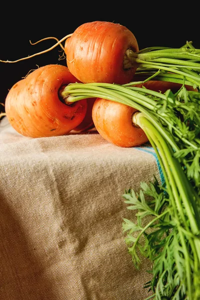 Jonge wortelen. Verse vegetarische producten. Heerlijk eten voor chi — Stockfoto