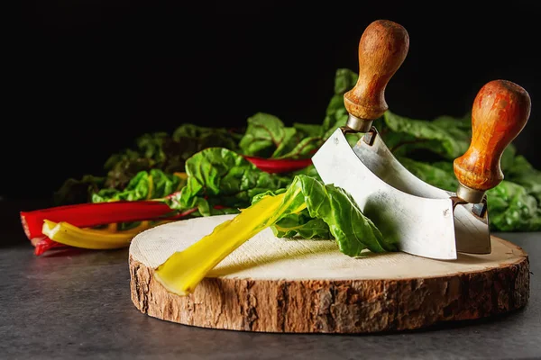 Acelga arco iris, alimentación colorida y dietas saludables. Fondo oscuro. —  Fotos de Stock