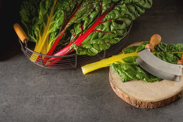 Acelga arco iris, alimentación colorida y dietas saludables. Fondo oscuro. —  Fotos de Stock