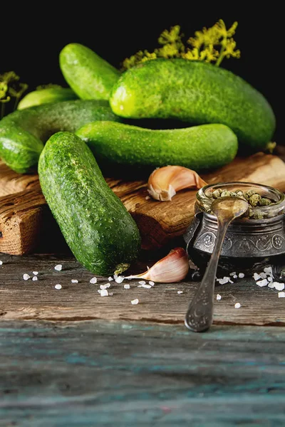 Preparación para el decapado de pepinos frescos, ajo, eneldo y sal . —  Fotos de Stock