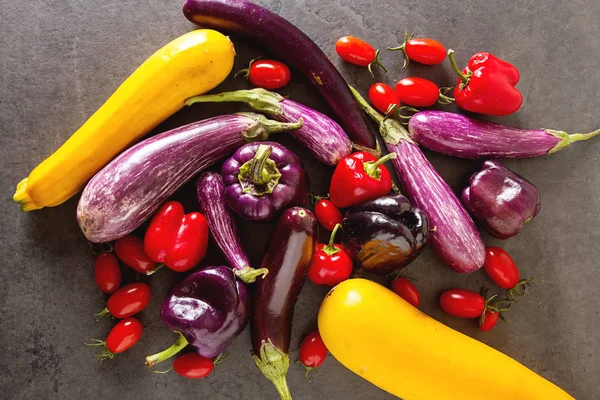 Berenjena pequeña, calabacín amarillo, tomates y pimienta púrpura. Dar. —  Fotos de Stock