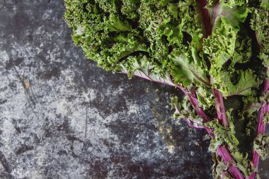 Taze yaprakları lahana lahana. Koyu arka plan. Bir diyet.