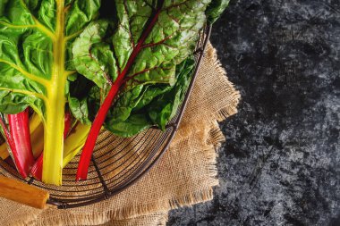 Gökkuşağı pazı, renkli yemek ve sağlıklı beslenme. Karanlık adam
