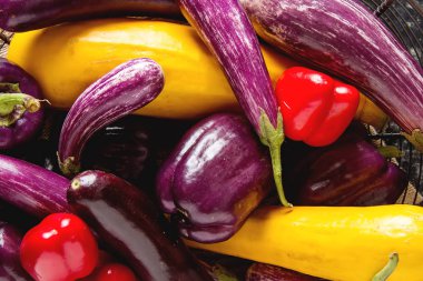 Küçük patlıcan, sarı kabak, domates ve mor biber. Dar