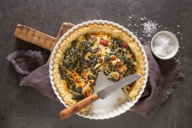 Ev yapımı peynir Quiche yumurta brunch ıspanak ve pazı ile için