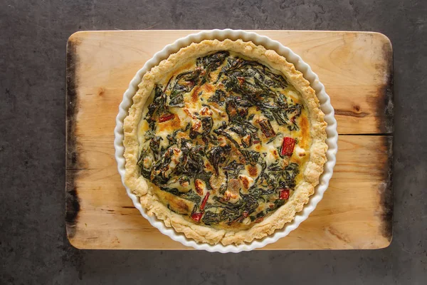 Queijo caseiro Ovo de Quiche para brunch com espinafre e acelga — Fotografia de Stock