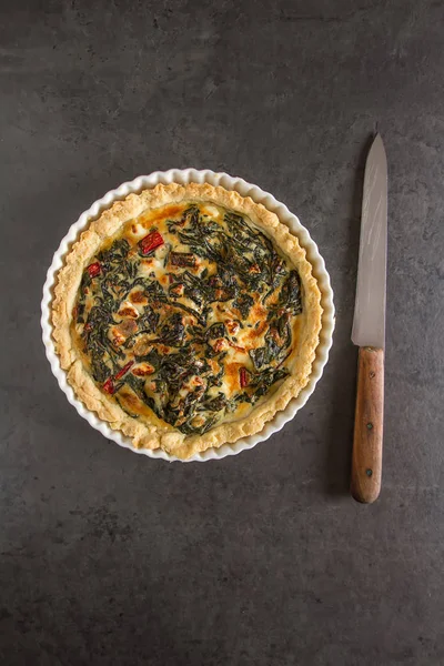 Queijo caseiro Ovo de Quiche para brunch com espinafre e acelga — Fotografia de Stock