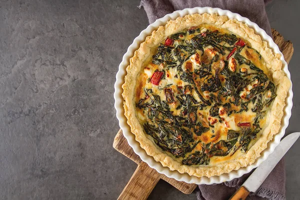 Queijo caseiro Ovo de Quiche para brunch com espinafre e acelga — Fotografia de Stock