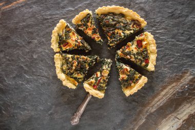 Ev yapımı peynir Quiche yumurta brunch ıspanak ve pazı ile için