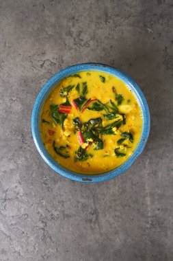 Baharatlı körili vejetaryen yemek bir kase. Koyu arka plan. Hint f