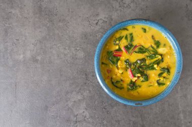 Baharatlı körili vejetaryen yemek bir kase. Koyu arka plan. Hint f