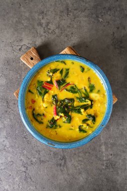 Baharatlı körili vejetaryen yemek bir kase. Koyu arka plan. Hint f