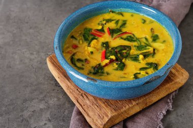 Baharatlı körili vejetaryen yemek bir kase. Koyu arka plan. Hint f