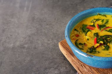 Baharatlı körili vejetaryen yemek bir kase. Koyu arka plan. Hint f