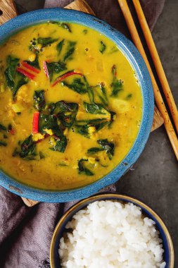 Baharatlı körili vejetaryen yemek bir kase. Koyu arka plan. Hint f