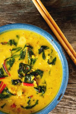 Baharatlı körili vejetaryen yemek bir kase. Koyu arka plan. Hint f