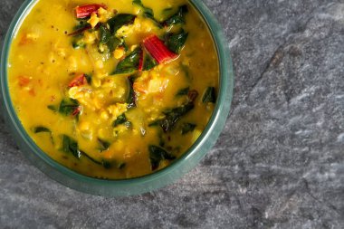 Baharatlı körili vejetaryen yemek bir kase. Koyu arka plan. Hint f