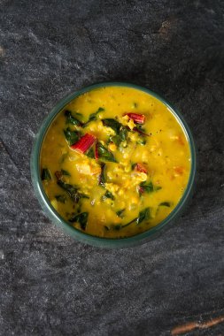 Baharatlı körili vejetaryen yemek bir kase. Koyu arka plan. Hint f