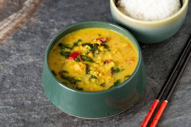 Baharatlı körili vejetaryen yemek bir kase. Koyu arka plan. Hint f