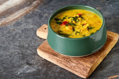 Baharatlı körili vejetaryen yemek bir kase. Koyu arka plan. Hint f