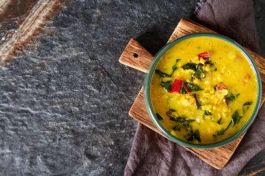 Baharatlı körili vejetaryen yemek bir kase. Koyu arka plan. Hint f