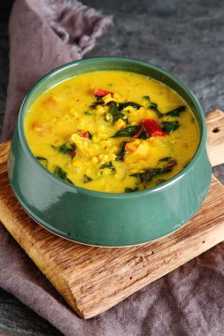 Baharatlı körili vejetaryen yemek bir kase. Koyu arka plan. Hint f