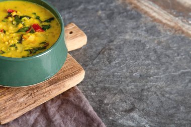 Baharatlı körili vejetaryen yemek bir kase. Koyu arka plan. Hint f