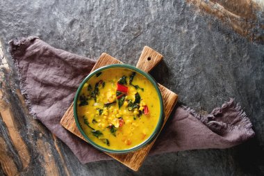 Baharatlı körili vejetaryen yemek bir kase. Koyu arka plan. Hint f