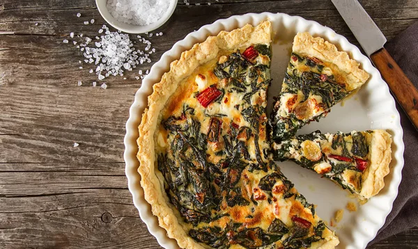 Queso casero Huevo de quiche para el almuerzo con espinacas y acelgas — Foto de Stock